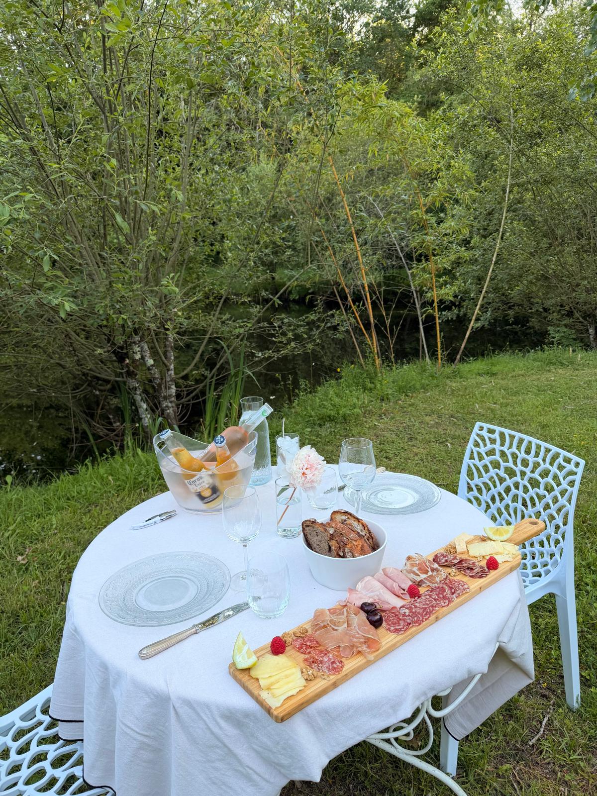 Petit-déjeuner et dîner gourmand aux Cabanes de la Saye
