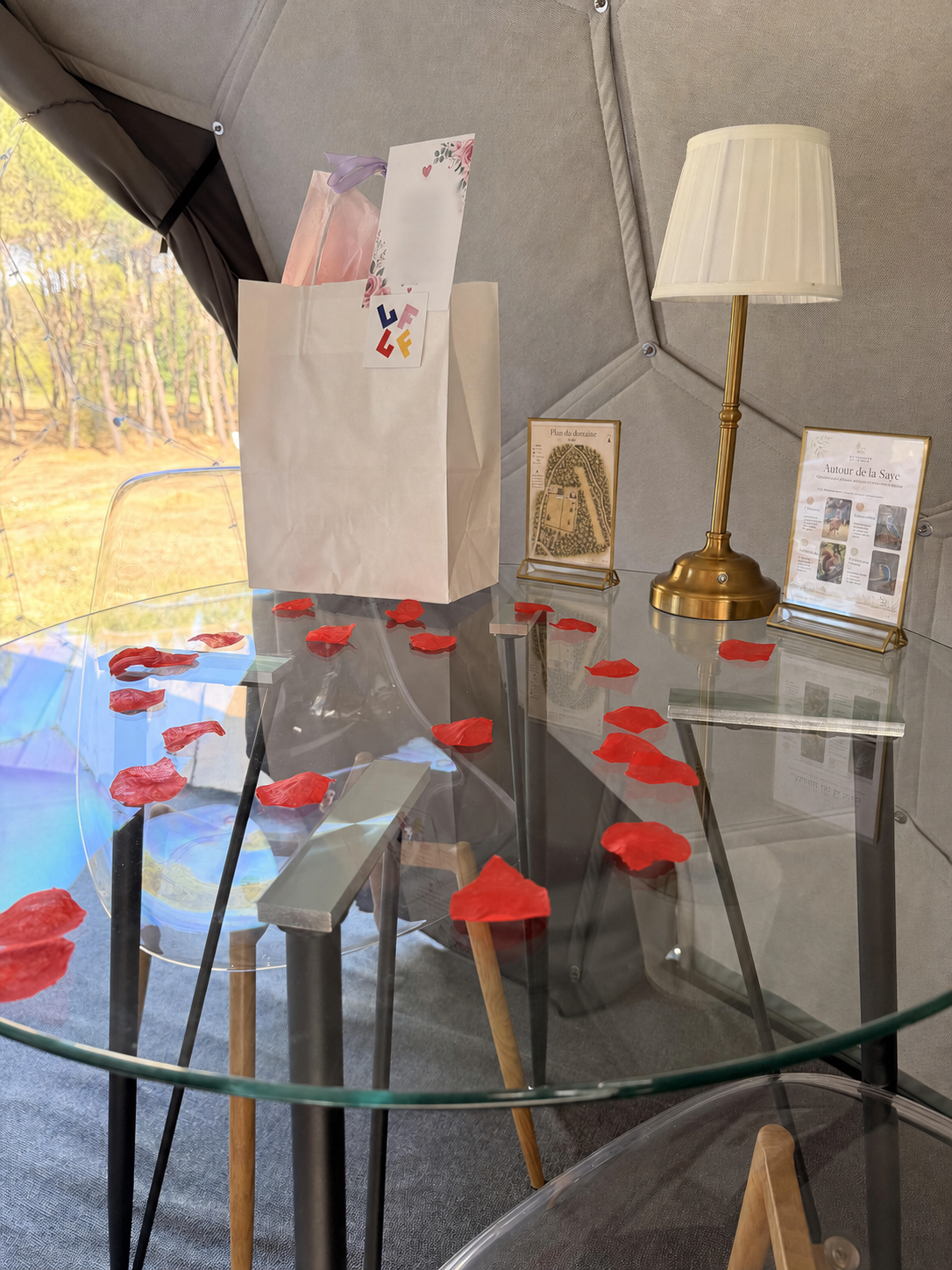 Attention romantique préparée dans La Bulle aux Cabanes de la Saye